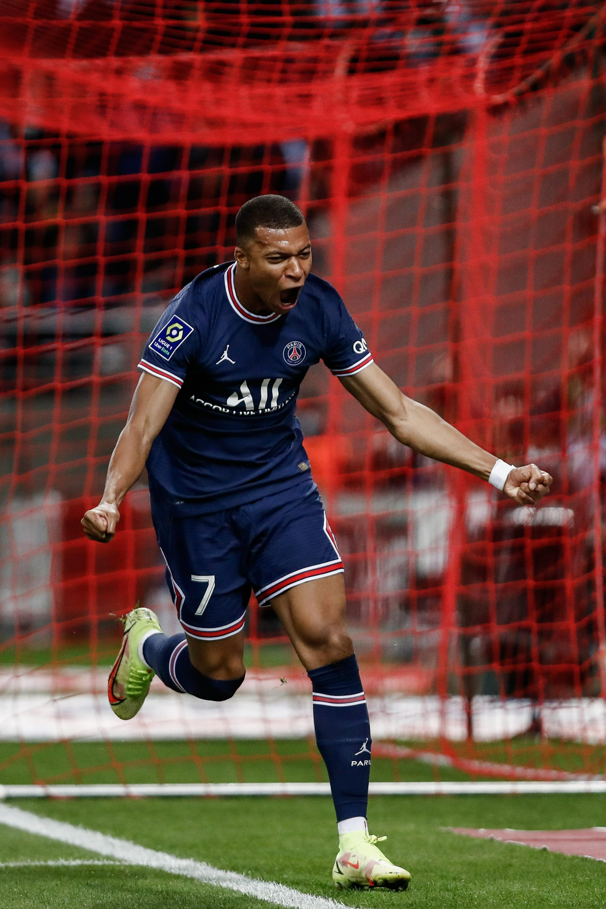 作为个体，每个人都是不同的。我喜欢吃粤菜，你喜欢...（各有所爱：我偏爱粤菜，你钟情于……）