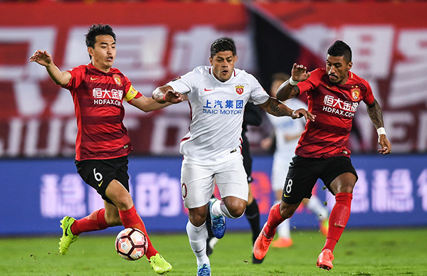 沈月你好星期六挑战滑坡失误，体操式滚落引关注（《你好星期六》沈月滑坡挑战失足，体操式翻滚引热议）