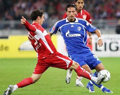 从前的对手再度相遇，博格巴与萨内欧冠相遇赛后寒暄（旧敌重逢：博格巴与萨内欧冠赛后握手致意）