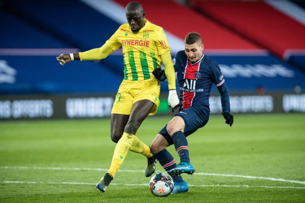 拜仁积极追求梅努，欲将其打造成欧冠核心，但曼联与意甲球队争夺，形势激烈。（拜仁力追梅努，欲塑欧冠核心，曼联与多支意甲球队竞逐，争夺白热化）