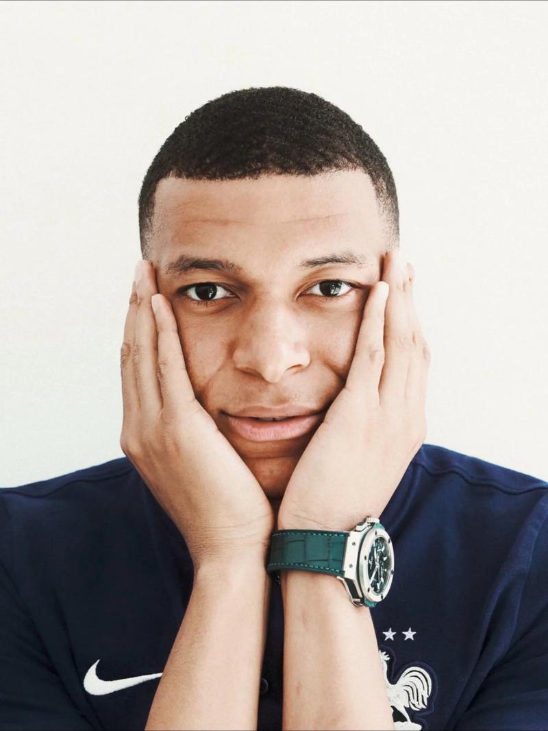 波兰主帅：要帮扎莱夫斯基找回状态；我觉得莱万还没决定未来（波兰主帅：将助扎莱夫斯基重拾状态；莱万未来仍未定案）