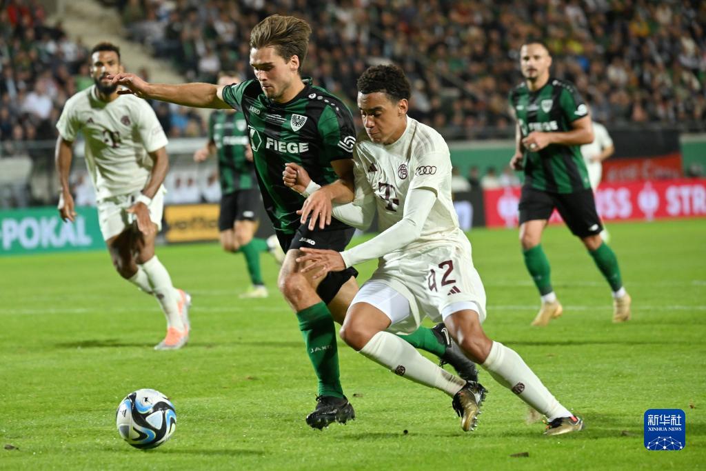 新卡牌大师？皇马本场主裁金特罗本赛季9场西甲出示8红42黄（皇马本场主裁金特罗本季西甲9战出8红42黄，堪称发牌机器）