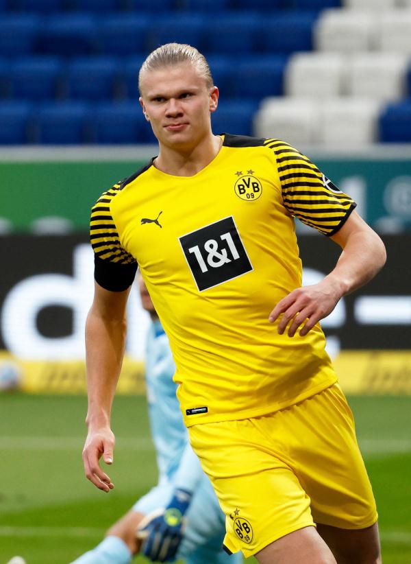 米体：米兰双雄未进决赛让意超杯遇冷，主办方用幕布遮盖空位（米体：米兰双雄无缘决赛致意超杯冷清，主办方以幕布遮挡空座）