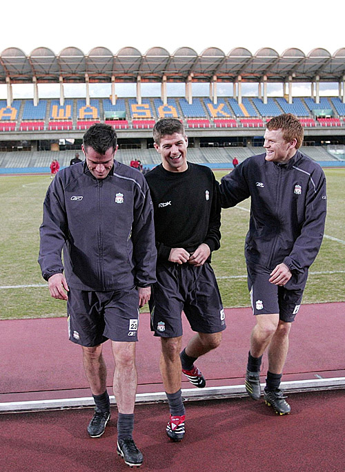 差点装大了！赞比亚锋霸绝平马里后空翻庆祝，颈部着地吓出冷汗（惊险一幕！赞比亚前锋绝平马里后空翻失误，颈部着地险些受伤）