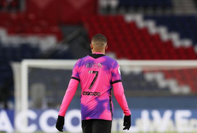 杜加利奇庆祝保级：面临压力阻碍各种问题，我们最终战胜一切（杜加利奇：顶住重压化解阻碍，最终成功保级）