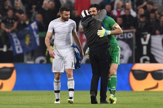 足球中超球队前锋脚踝受伤，赛季恐报销