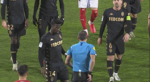 澳超半场：双方破门乏术，悉尼FC暂0-0墨尔本胜利（澳超半场：悉尼FC与墨尔本胜利互交白卷，比分暂为0-0）