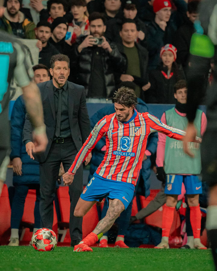 年轻中卫连续两场零失误，发挥稳健